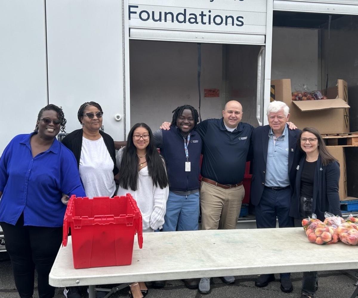 Rep. Larson with Connecticut Foodshare President & CEO Jason Jakubowski, staff, and volunteers at Hockanum Park in East Hartford