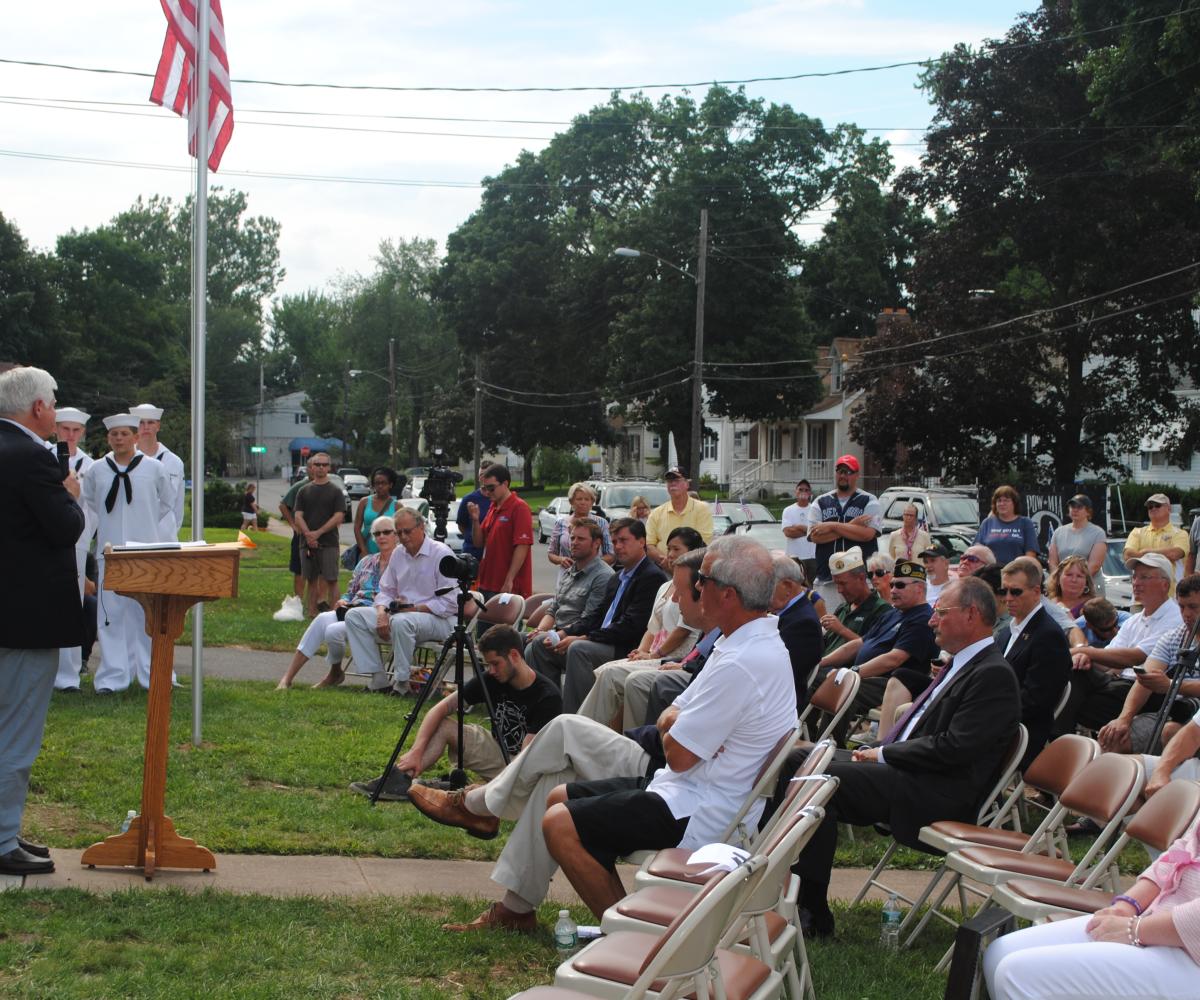 Rep. Larson speaks with veterans at a Purple Hearts Homes event