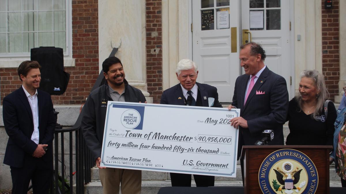 Manchester General Manager Steve Stephanou, Little Theatre of Manchester Executive Director Dwayne Harris, Rep. Larson, Manchester Mayor Jay Moran, and MACC Charities Executive Director Beth Stafford