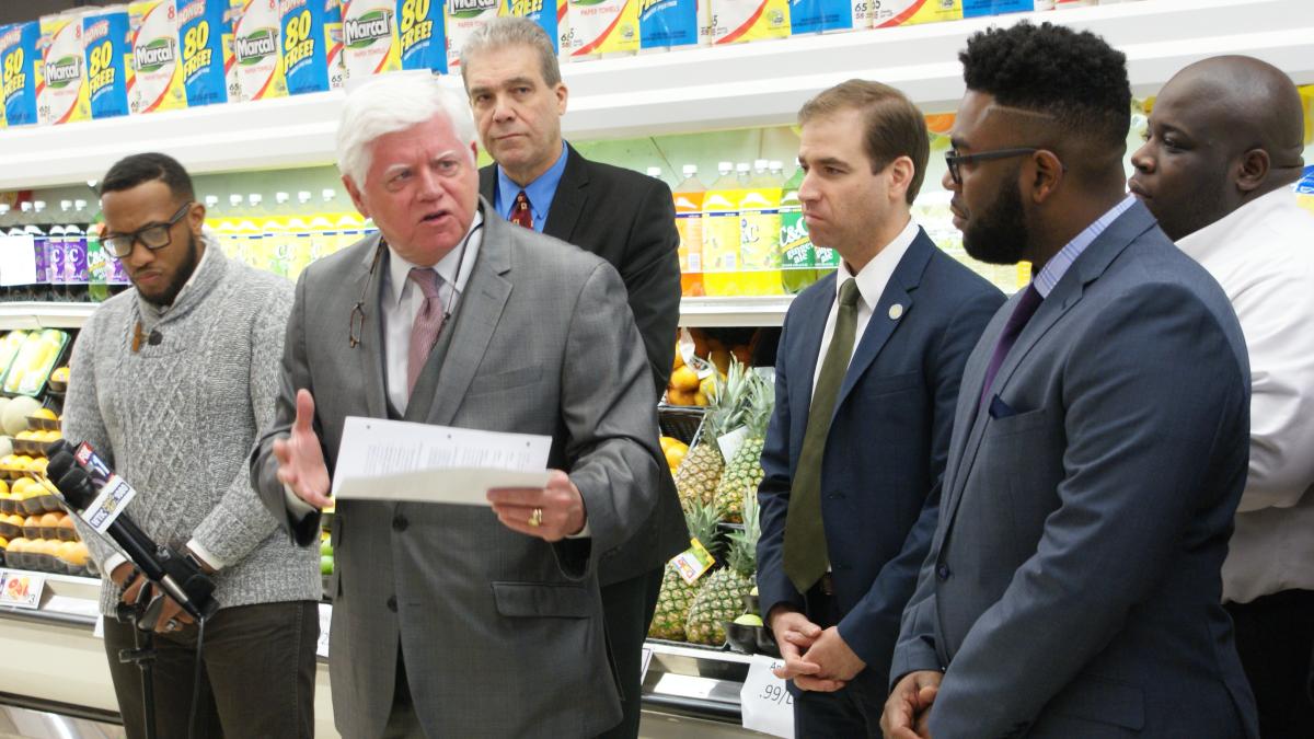 Rep. Larson joins local leaders at Associated Supermarkets in Hartford's North End